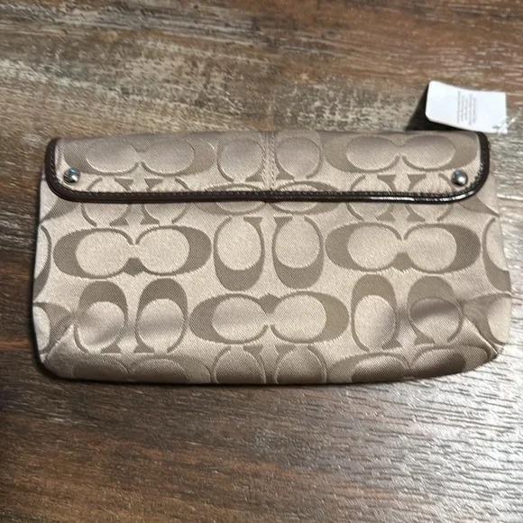 RARE Coach Signature Satin Large Flap Wristlet F47013 NWT - Picture 2 of 3